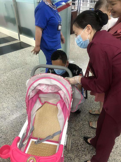 圖片1.png“真情服務”是讓旅客更加安心、放心、舒心的出行。行查室作為部門進港服務的最后一個環(huán)節(jié)，在日常工作中也很注重服務細節(jié)。6月10日，行查室工作人員幫助旅客打開嬰兒車，為她排憂解難。.png