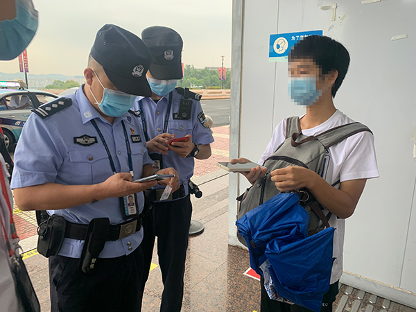 安檢站查獲一旅客冒用他人健康碼、核酸證明副本.jpg
