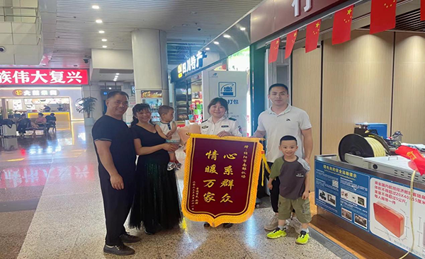 心系群眾，情暖萬家—— 綿陽機(jī)場安檢站暖心服務(wù)獲錦旗.png